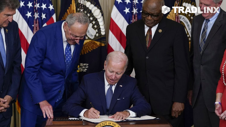 조 바이든 미국 대통령이 인플레이션 감축법에 서명하는 모습